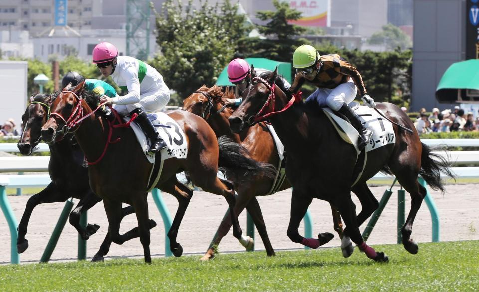 キャンディバローズを差すジープルメリア（右）