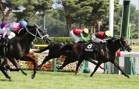 内からクナウ（左）を差しきるペルソナリテ（右手前）