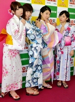 13日に園田競馬を訪れたＳＫＮフラッシュ８（左から）秋葉のぞみ、竹村美緒、佐藤夢、山崎佑奈