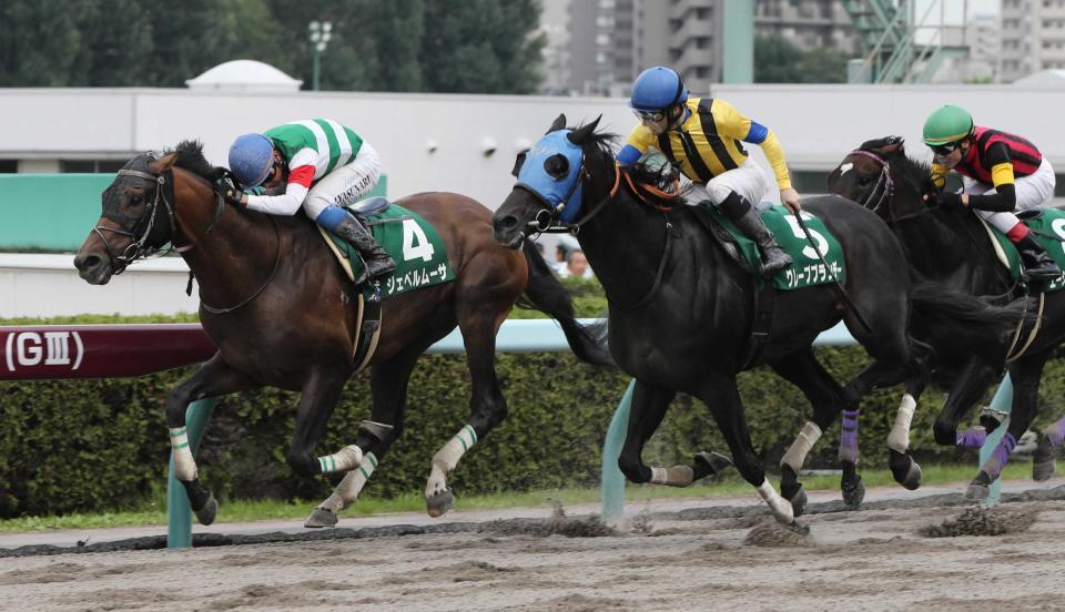 　グレープブランデーを振り切るジェベルムーサ（左）