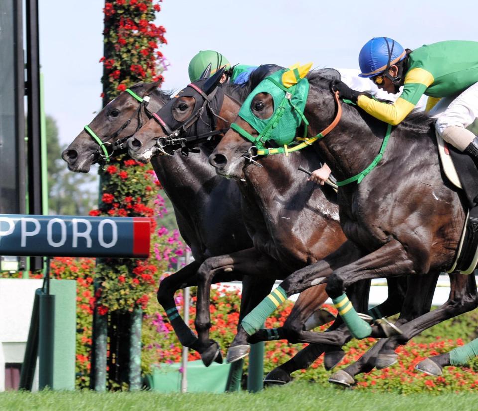 １０Ｒ・クローバー賞、大接戦を制したマシェリガール（左）＝札幌競馬場