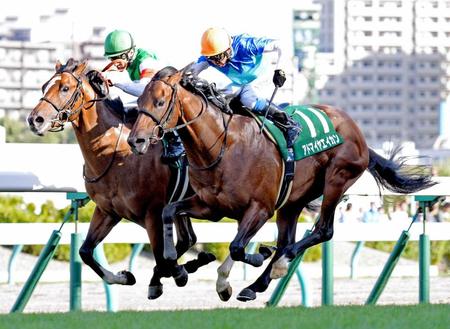 　プロフェット（奥）に競り勝ち札幌２歳Ｓを制したアドマイヤエイカン（撮影・田村亮介）