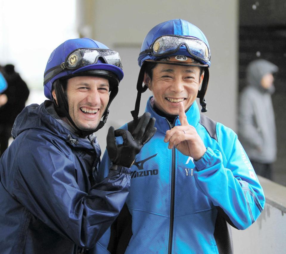 　逆転でサマージョッキーズＳ優勝を狙う岩田（右）