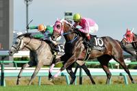 大外からホワイトエレガンス（左）を差し切ったクインズミラーグロ＝中山競馬場（撮影・西岡正）