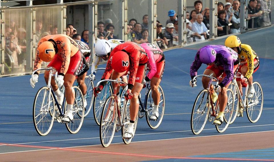 １着・３浅井康太、２着・７平原康多、３着・８稲川翔＝松戸競輪場（撮影・村中拓久）