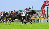 日本ダービーを制したキズナと鞍上の武豊＝２０１３年５月２６日、東京競馬場