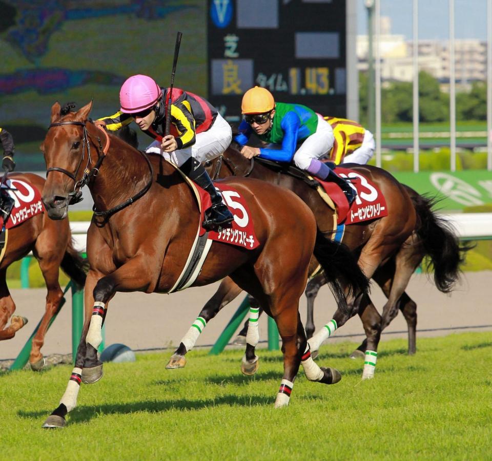 　３着入り秋華賞の優先出走権を獲得したトーセンビクトリー（右）