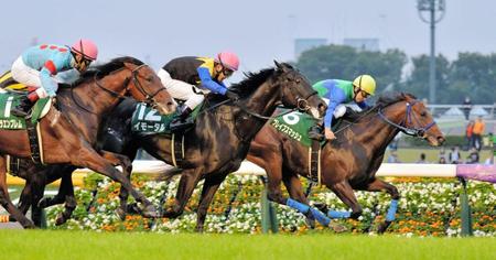 　アストラエンブレム、イモータル（左から）の猛追を抑えてサウジアラビアＲＣを制したブレイブスマッシュ（右奥）