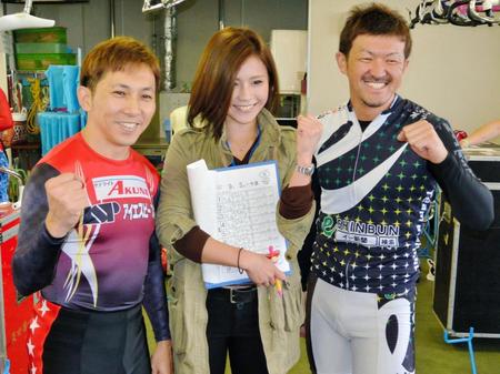 前検の取材中に合志正臣（左）と中川誠一郎（右）に囲まれて写真撮影に応じるＨＡＲＵＫＡさん（中央）