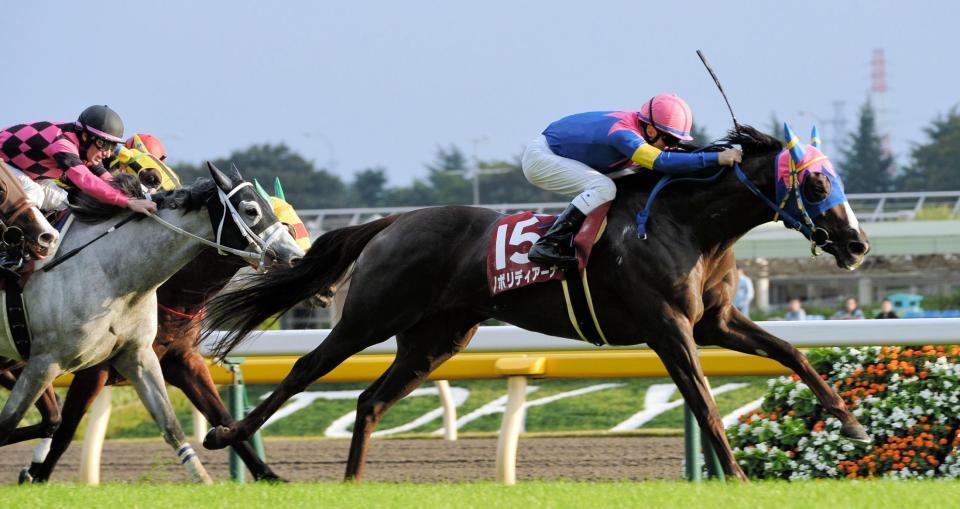混戦から抜け出し府中牝馬Ｓを制したノボリディアーナ（右）＝東京競馬場（撮影・佐々木彰尚）