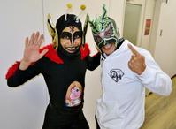 尼崎ボートに登場した「ＤＲＡＧＯＮ　ＧＡＴＥ」の“ハリウッド”ストーカー市川（左）とドラゴン・キッド