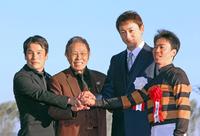 表彰式を終え、記念写真に納まる（左から）清水調教師、北島三郎氏、山本耕史、北村宏騎手