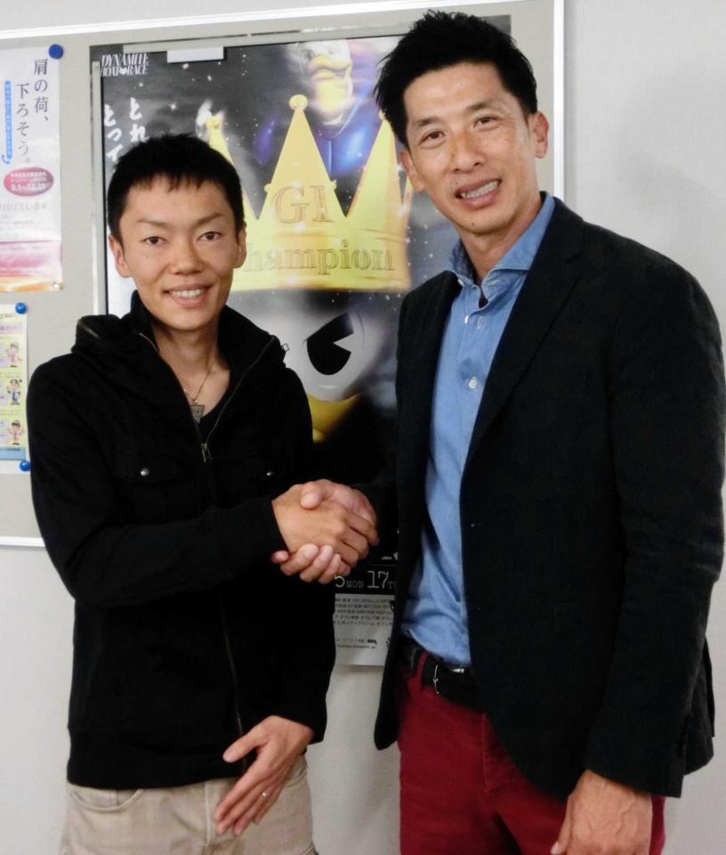 　１０月３１日に児島ボートで対談をした山口達也（左）と阪神・矢野コーチ（右）