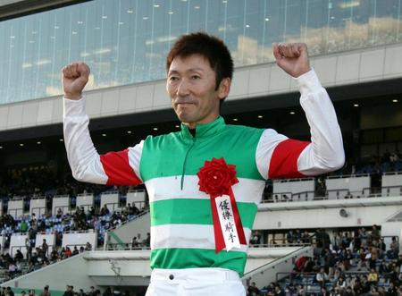 エリザベス女王杯を制しガッツポーズの蛯名正義騎手＝京都競馬場（撮影・山口登）