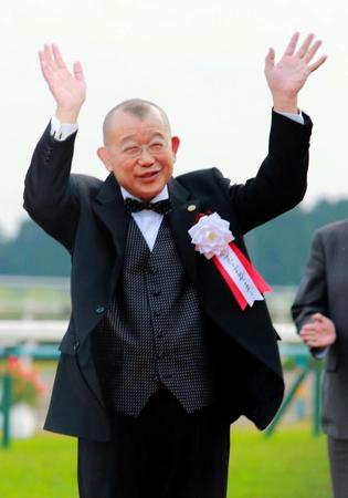 ファンに手を振る笑福亭鶴瓶＝京都競馬場（撮影・石湯恒介）