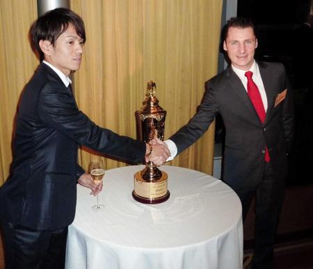 　優勝カップを前に健闘を誓うパスキエ（右）