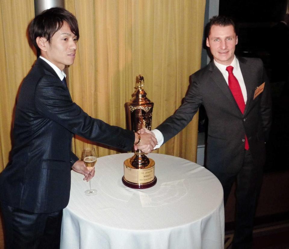 　優勝カップを前に健闘を誓うパスキエ（右）