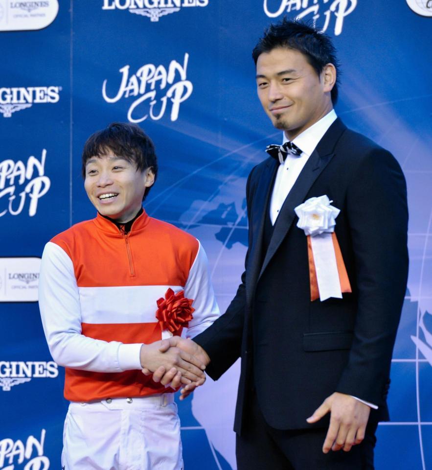 ジャパンカップを制した池添謙一騎手（左）と握手をする五郎丸歩＝東京競馬場