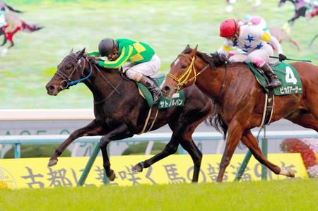 　早めに抜け出しビッグアーサー（右）の猛追をしのぐサトノルパン＝京都競馬場