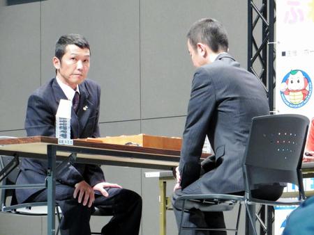 真剣な表情で対局する日本モーターボート選手会会長の上瀧和則（左）