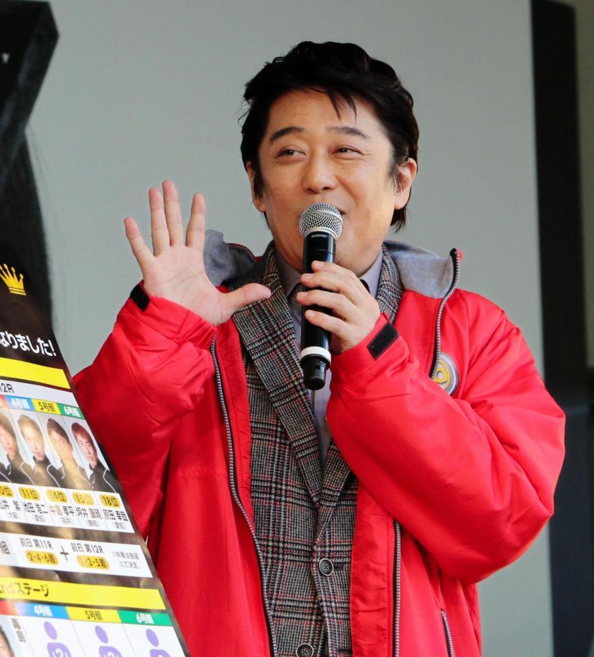 トークショーで観客を沸かせる坂上忍＝住之江（撮影・保田叔久）