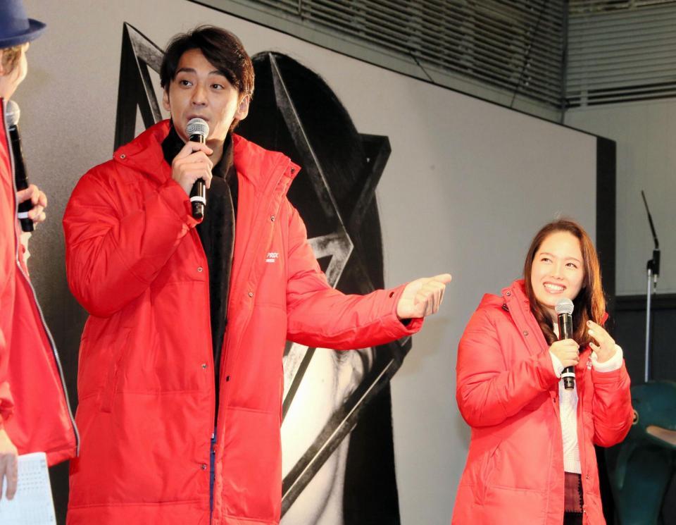 トークショーをする（左から）森且行と佐藤摩弥＝ボートレース住之江（撮影・持木克友）