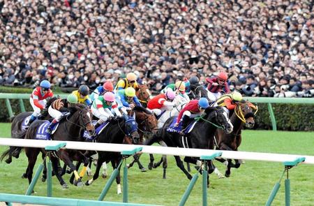 直線での接戦の末、有馬記念を制したゴールドアクター（右中央）＝中山競馬場（撮影・西岡正）