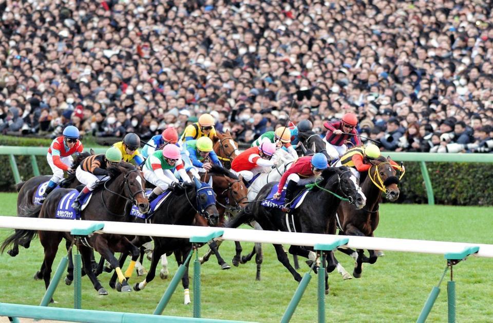 直線での接戦の末、有馬記念を制したゴールドアクター（右中央）＝中山競馬場（撮影・西岡正）