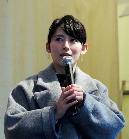 観客に自転車好きをアピールする福田彩乃