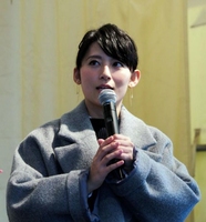 観客に自転車好きをアピールする福田彩乃