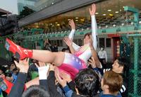 胴上げされる小林優香＝京王閣（撮影・棚橋慶太）