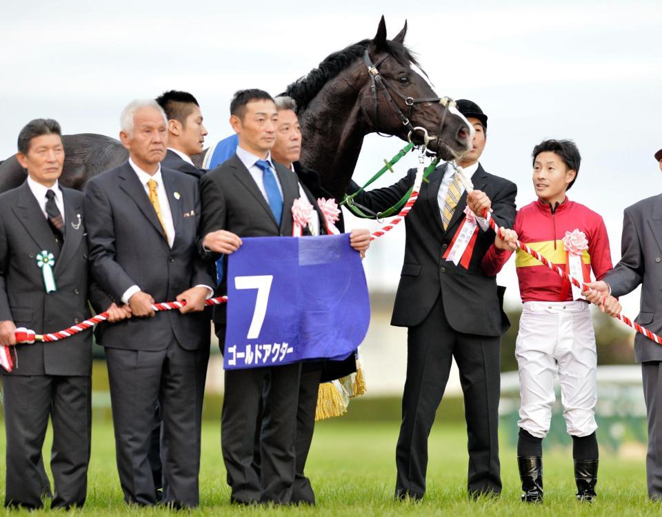 　有馬記念を制したゴールドアクターと吉田隼人騎手（右）