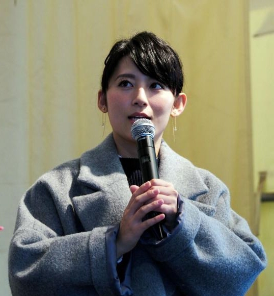 観客に自転車好きをアピールする福田彩乃