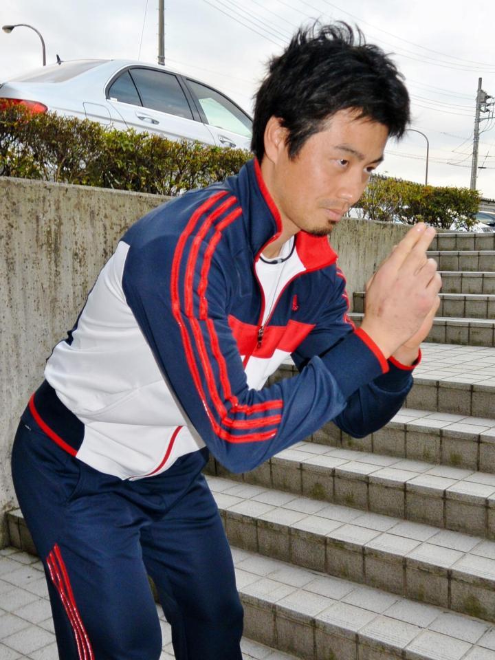 五郎丸ポーズを披露する松岡孔明