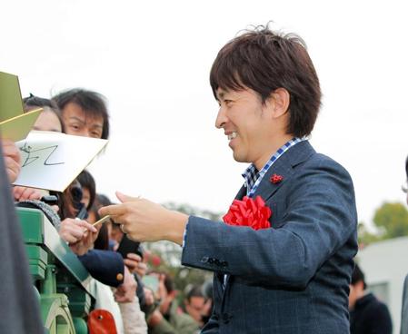 久しぶりにファンの前に姿を見せる福永祐一＝京都競馬場（撮影・石湯恒介）