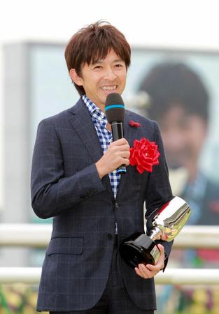 　久しぶりにファンの前に姿を見せ、笑顔を見せる福永