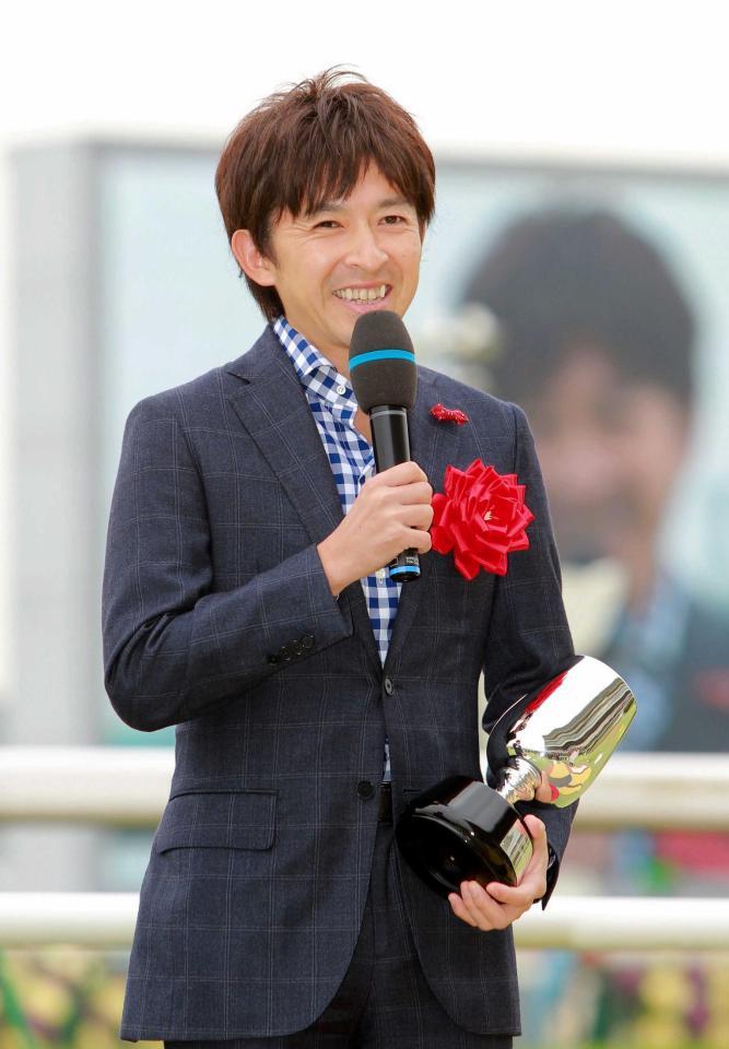 　久しぶりにファンの前に姿を見せ、笑顔を見せる福永