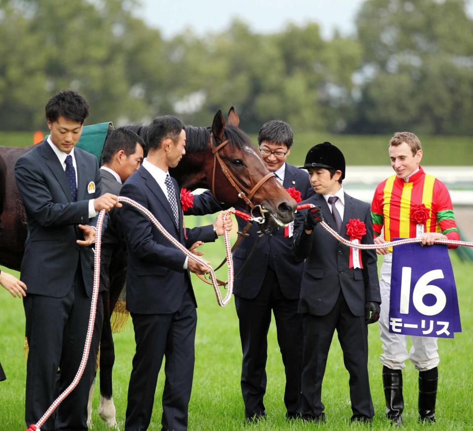 　マイルＣＳを制したモーリスをねぎらう堀師（右から３人目）、ムーア（右端）ら関係者