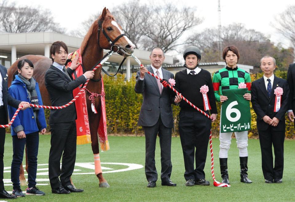 １１Ｒ、フェアリーＳを制したビービーバーレルと石橋脩騎手（右から２人目）管理する中舘英二調教師（右）は重賞初制覇＝中山競馬場（撮影・三好信也）