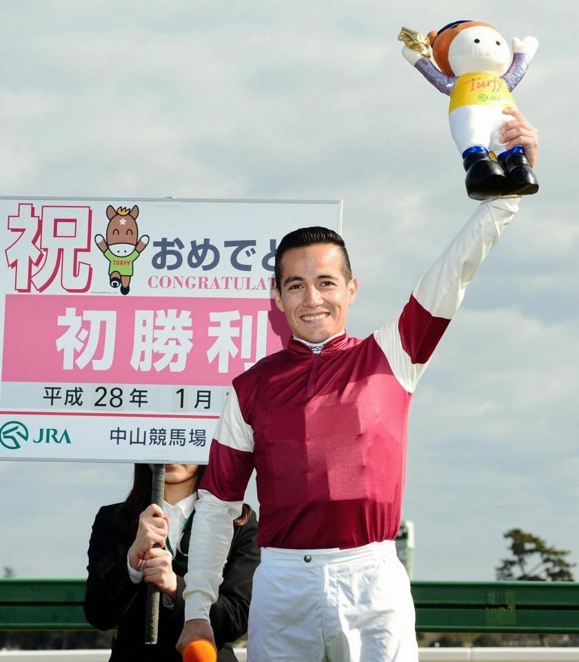 ５Ｒ、メンデンホールで初勝利を挙げたルイス・コントレラス騎手＝中山競馬場（撮影・三好信也）