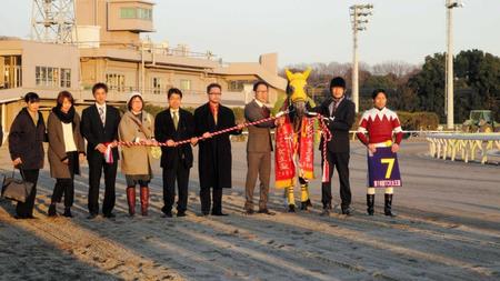 　ＴＣＫ女王盃を制したホワイトフーガと大野（右端）