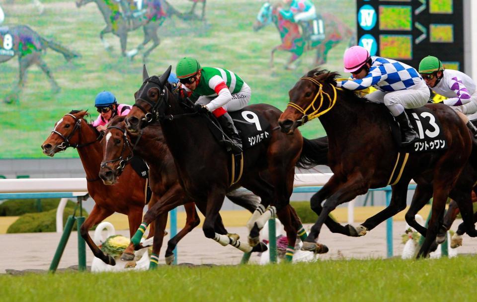 　ワントゥワン（右）の猛追をハナ差しのいだシンハライト（中央）