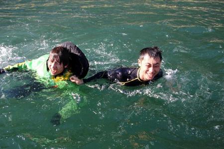 大時計前で行われた松本峻（左）の水神祭（右は同期同県の田中宏樹）