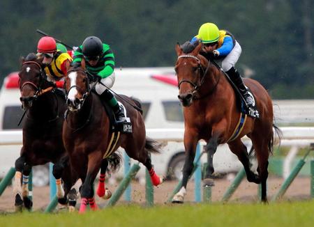 　楽な手応えで抜け出すマカヒキ（右）