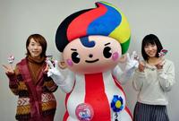 ボートピア梅田のキャラクター「うめぼー」と記念撮影をした今井美亜（左）と守屋美穂（右）