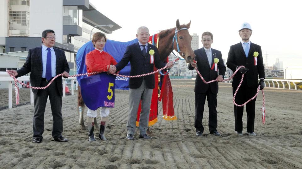 　重賞３連勝で桜花賞に王手をかけたモダンウーマン。左から２人目は山崎誠士騎手