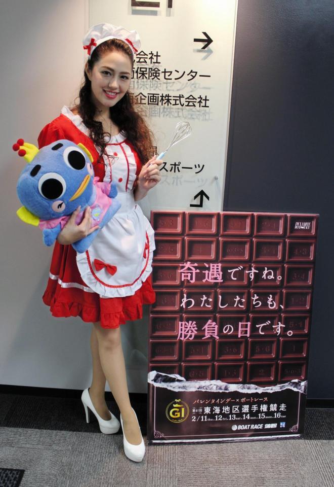 大阪市のデイリースポーツを訪れたキャンペーンガールのフェルーナさん