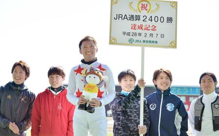 　２４００勝を達成した蛯名（左から３人目）と笑顔で祝福する（左から）丸山、池添、吉田隼、松岡、大野