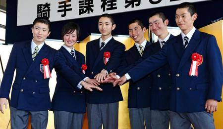 手を合わせ今後の活躍を誓う騎手候補生。森裕太朗（左）