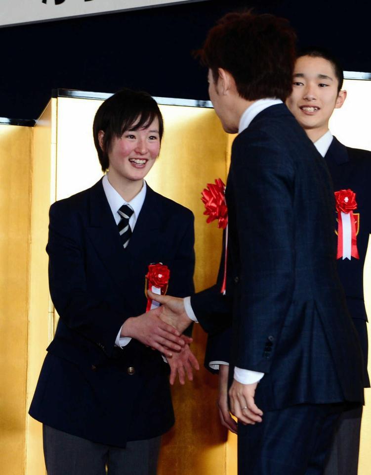 　福永と笑顔で握手する藤田菜七子さん（左）